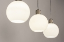 Foto 74393-4: Moderne Retro-Pendelleuchte mit drei Kugeln aus weißem Opalglas, mit außergewöhnlich gut verarbeiteten Fassungen. 