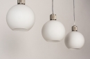 Foto 74393-8: Moderne Retro-Pendelleuchte mit drei Kugeln aus weißem Opalglas, mit außergewöhnlich gut verarbeiteten Fassungen. 