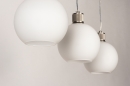 Foto 74393-9: Moderne Retro-Pendelleuchte mit drei Kugeln aus weißem Opalglas, mit außergewöhnlich gut verarbeiteten Fassungen. 