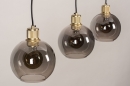 Foto 74396-10: Moderne, stimmungsvolle Pendelleuchte mit drei Kugeln aus Rauchglas und außerordentlich schön verarbeiteten messingfarbenen Fassungen. 