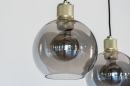 Foto 74396-12: Moderne, stimmungsvolle Pendelleuchte mit drei Kugeln aus Rauchglas und außerordentlich schön verarbeiteten messingfarbenen Fassungen. 