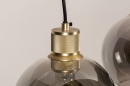 Foto 74396-13: Moderne, stimmungsvolle Pendelleuchte mit drei Kugeln aus Rauchglas und außerordentlich schön verarbeiteten messingfarbenen Fassungen. 