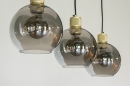 Foto 74396-3: Moderne, stimmungsvolle Pendelleuchte mit drei Kugeln aus Rauchglas und außerordentlich schön verarbeiteten messingfarbenen Fassungen. 