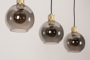 Foto 74396-9: Moderne, stimmungsvolle Pendelleuchte mit drei Kugeln aus Rauchglas und außerordentlich schön verarbeiteten messingfarbenen Fassungen. 