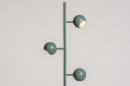 Foto 74446-15: Moderne Stehleuchte in einer grünen Farbe (meergrün / grau-grün) und mit trendigen goldfarbenen Details.