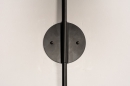 Foto 74456-10: Eine schöne schwarze gebogene Wandleuchte mit nudefarbenem Metallschirm