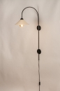Foto 74456-11: Eine schöne schwarze gebogene Wandleuchte mit nudefarbenem Metallschirm