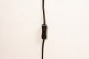 Foto 74456-12: Eine schöne schwarze gebogene Wandleuchte mit nudefarbenem Metallschirm