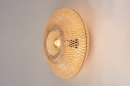 Foto 74516-7 schuinaanzicht: Platte, rieten, rotan plafondlamp in naturel kleur, geschikt voor led verlichting.