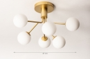 Foto 74526-1 maatindicatie: Gouden messing plafondlamp met zes witte bollen van glas