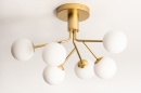 Foto 74526-3 niet_in_feed: Gouden messing plafondlamp met zes witte bollen van glas