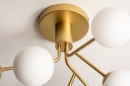 Foto 74526-6 detailfoto: Gouden messing plafondlamp met zes witte bollen van glas