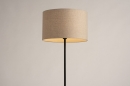 Foto 74528-11 vooraanzicht: Zwarte staande lamp met rustieke linnen lampenkap in beige