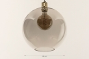 Foto 74547-1 maatindicatie: Hanglamp met bol rookglas met messing fittingen en details