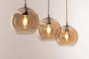 Foto 74593-16 schuinaanzicht: Trendy hanglamp met drie glazen bollen in amberkleur met snoer van jute en zandkleurige details