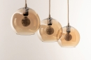 Foto 74593-23 schuinaanzicht: Trendy hanglamp met drie glazen bollen in amberkleur met snoer van jute en zandkleurige details