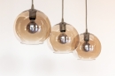 Foto 74593-25 schuinaanzicht: Trendy hanglamp met drie glazen bollen in amberkleur met snoer van jute en zandkleurige details
