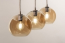 Foto 74593-31 schuinaanzicht: Trendy hanglamp met drie glazen bollen in amberkleur met snoer van jute en zandkleurige details