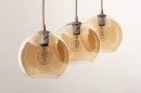 Foto 74593-32 schuinaanzicht: Trendy hanglamp met drie glazen bollen in amberkleur met snoer van jute en zandkleurige details
