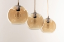 Foto 74593-33 schuinaanzicht: Trendy hanglamp met drie glazen bollen in amberkleur met snoer van jute en zandkleurige details