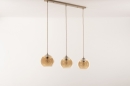 Foto 74593-34 schuinaanzicht: Trendy hanglamp met drie glazen bollen in amberkleur met snoer van jute en zandkleurige details