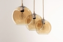 Foto 74593-35 schuinaanzicht: Trendy hanglamp met drie glazen bollen in amberkleur met snoer van jute en zandkleurige details