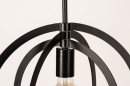 Foto 74597-9 detailfoto: Trendy speelse zwarte hanglamp met platte cirkels