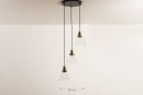 Foto 74676-1: Hanglamp met heldere glazen en messing fittingen aan ronde plafondplaat 