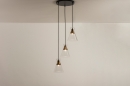 Foto 74676-2: Hanglamp met heldere glazen en messing fittingen aan ronde plafondplaat 