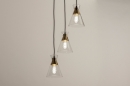 Foto 74676-4: Hanglamp met heldere glazen en messing fittingen aan ronde plafondplaat 