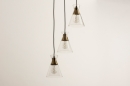 Foto 74676-5: Hanglamp met heldere glazen en messing fittingen aan ronde plafondplaat 