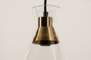 Foto 74676-8: Hanglamp met heldere glazen en messing fittingen aan ronde plafondplaat 