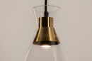 Foto 74676-9: Hanglamp met heldere glazen en messing fittingen aan ronde plafondplaat 