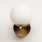 Foto 74691-1: Art deco wandlamp in messing met witte bol van glas, ook voor in de badkamer