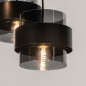 Foto 74712-9: Zwarte hanglamp met drie kokers van rookglas aan een ronde plafondplaat