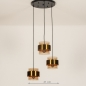 Foto 74713-1 maatindicatie: Hanglamp met drie kokers van amberkleurig glas met gouden details aan een ronde plafondplaat