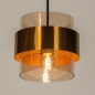 Foto 74713-10: Hanglamp met drie kokers van amberkleurig glas met gouden details aan een ronde plafondplaat