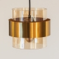 Foto 74713-12: Hanglamp met drie kokers van amberkleurig glas met gouden details aan een ronde plafondplaat