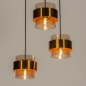Foto 74713-3: Hanglamp met drie kokers van amberkleurig glas met gouden details aan een ronde plafondplaat