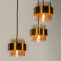 Foto 74713-4: Hanglamp met drie kokers van amberkleurig glas met gouden details aan een ronde plafondplaat