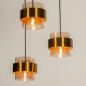 Foto 74713-5: Hanglamp met drie kokers van amberkleurig glas met gouden details aan een ronde plafondplaat