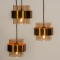 Foto 74713-6: Hanglamp met drie kokers van amberkleurig glas met gouden details aan een ronde plafondplaat