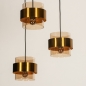 Foto 74713-8: Hanglamp met drie kokers van amberkleurig glas met gouden details aan een ronde plafondplaat