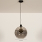 Foto 74795-11 maatindicatie: Zwarte hanglamp met bol van rookglas en prachtige zwarte fitting met mesh patroon