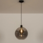 Foto 74795-2 onderaanzicht: Zwarte hanglamp met bol van rookglas en prachtige zwarte fitting met mesh patroon