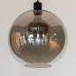 Foto 74795-5 onderaanzicht: Zwarte hanglamp met bol van rookglas en prachtige zwarte fitting met mesh patroon