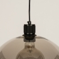 Foto 74795-9 detailfoto: Zwarte hanglamp met bol van rookglas en prachtige zwarte fitting met mesh patroon