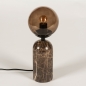 Foto 74815-4 vooraanzicht: Tafellamp met hoge voet van bruin marmer en bol van bruin glas