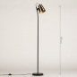 Foto 74816-1 maatindicatie: Zwarte vloerlamp met messing/goud kap in minimalistisch design