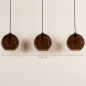Foto 74822-1 maatindicatie: Zwarte hanglamp met drie bollen van bruin glas 